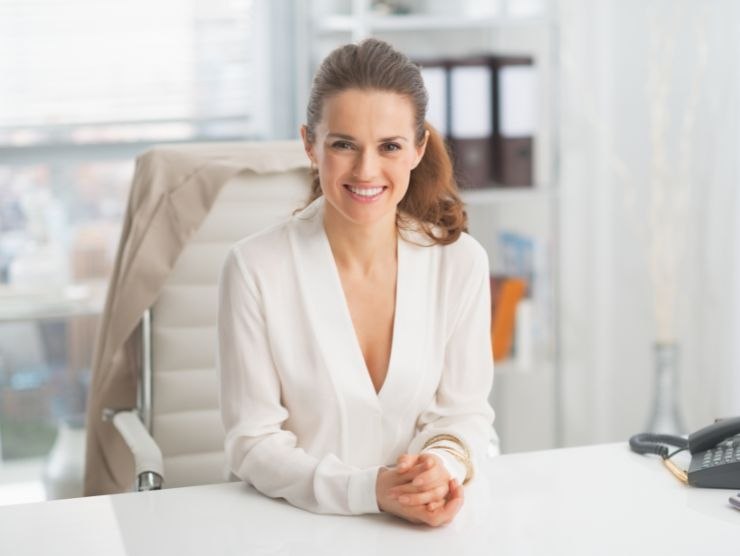 donna sorridente seduta in ufficio