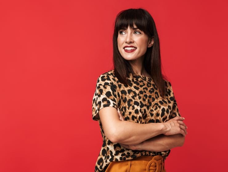 donna che indossa maglietta animalier