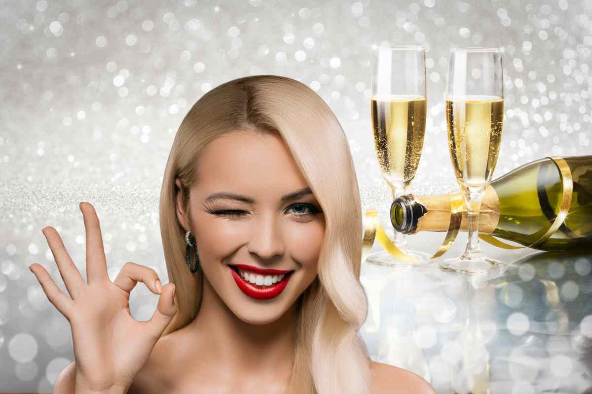 Bicchieri spumante e donna sorridente
